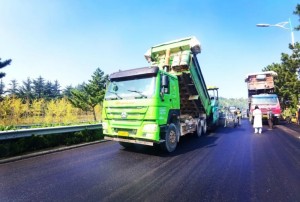 S201威東線（機(jī)場路）路段，預(yù)計10月20日路面主體完工